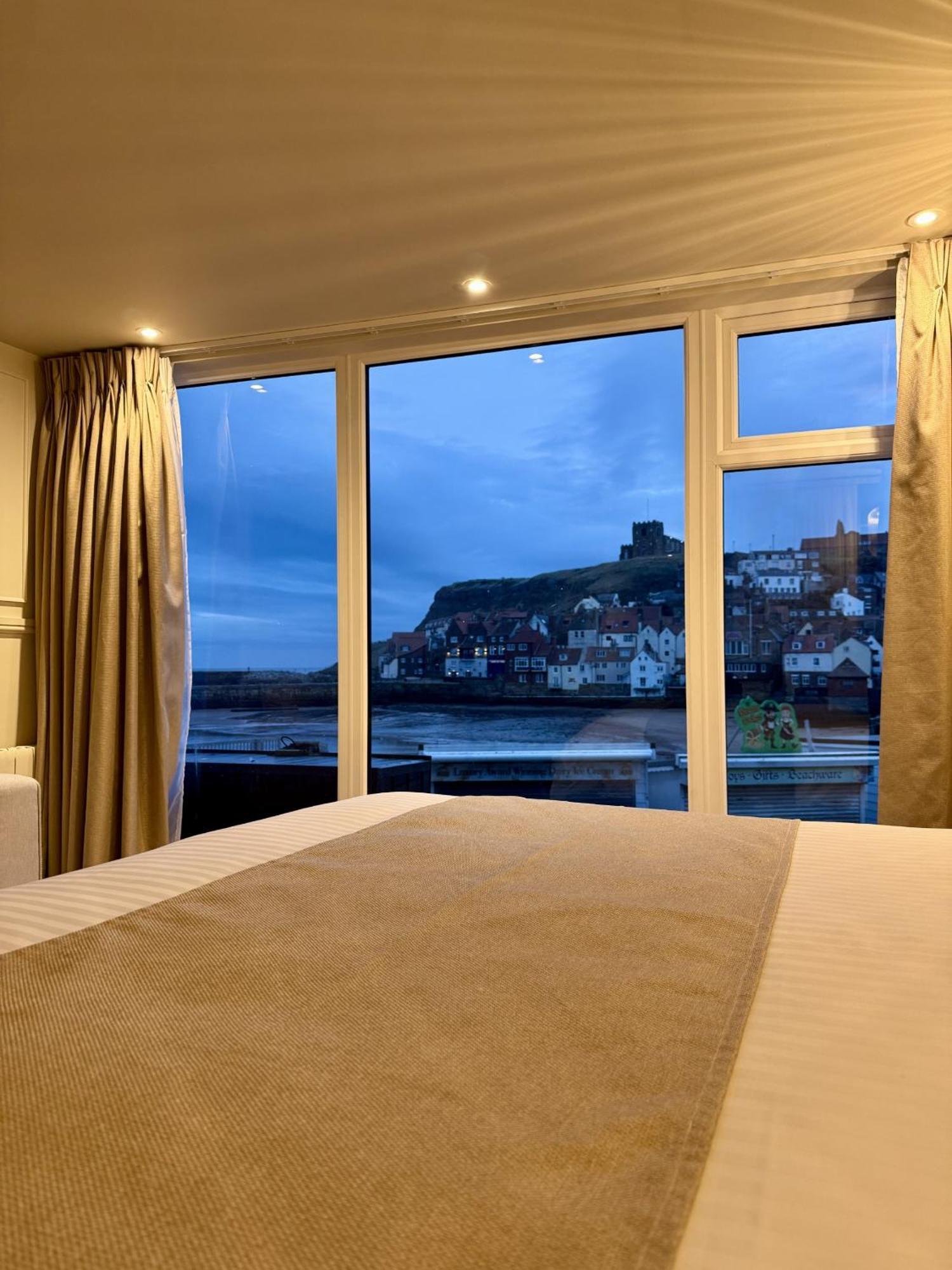 Number 3 Pier Road Suites Whitby Esterno foto